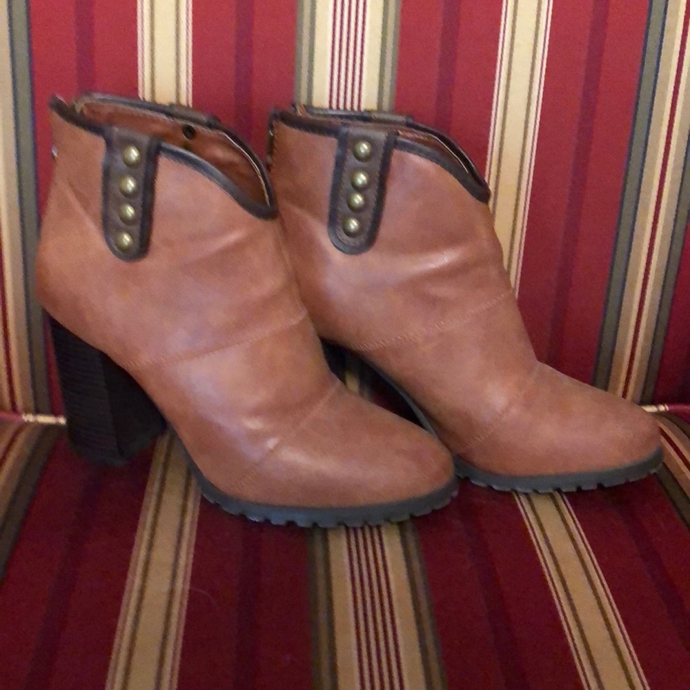 Cute Camel colored booties size 8.
